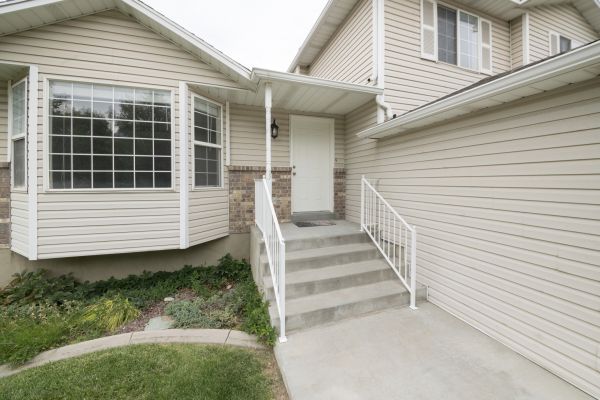 Cost of White Vinyl Siding Replacement in Bremerton